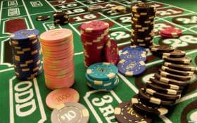 Live Baccarat ဂိမ်းစားပွဲနှင့် ကတ်ဖြန့်နေသော Dealer